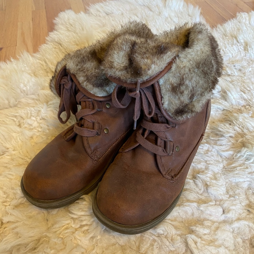 COPY - TRENDY FUZZY BOOTS